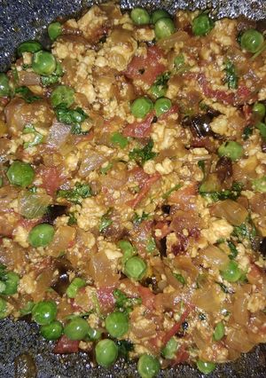 A picture of Punjabi style paneer bhuji with peas.