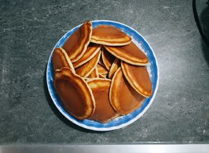 Hình của món Bánh pancake bằng chảo chống dính.