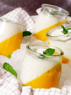 Una foto de Vasitos de mango y mousse de coco