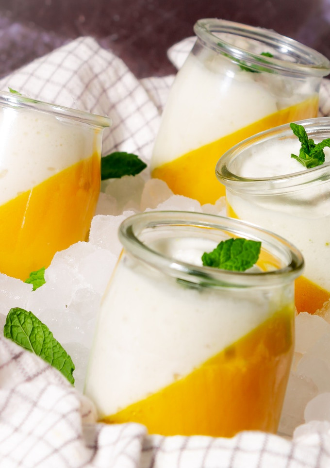 Una foto de Vasitos de mango y mousse de coco