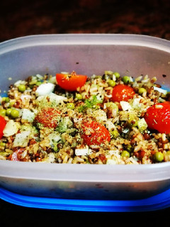 Una foto de Quinoa integral con bulbo de anís y guisantes