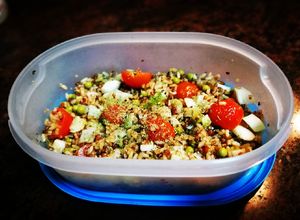 Una foto de Quinoa integral con bulbo de anís y guisantes
