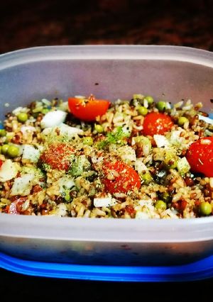 Una foto de Quinoa integral con bulbo de anís y guisantes