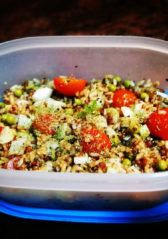 Una foto de Quinoa integral con bulbo de anís y guisantes