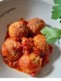 Una foto de Albóndigas de merluza y pimientos del piquillo