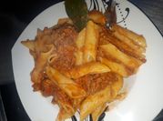 Una foto de macarrones con chorizo y tomate