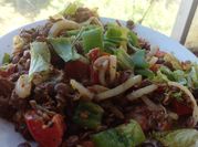 Una foto de ensalada con chiles morron