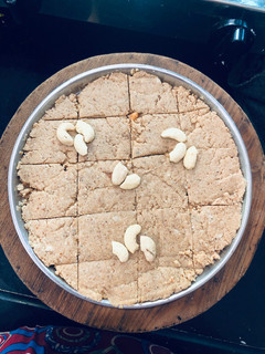 કાજુ અને સીંગ ની સુખડી (Cashew & Peanuts Sukhdi Recipe In Gujarati) રેસીપી મુખ્ય ફોટો