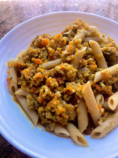 Una foto de Pasta integral con pollo y verduras 🍝🥕🍅🥒