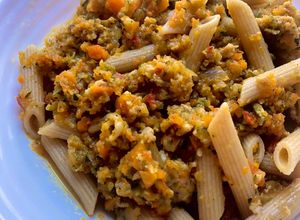 Foto principal de Pasta integral con pollo y verduras 🍝🥕🍅🥒
