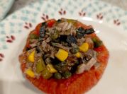 Una foto de tomates rellenos con atún