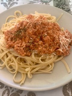Una foto de Tallarines con salsa de atún rápida