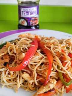 Una foto de Noodles de arroz con salsa Teriyaki