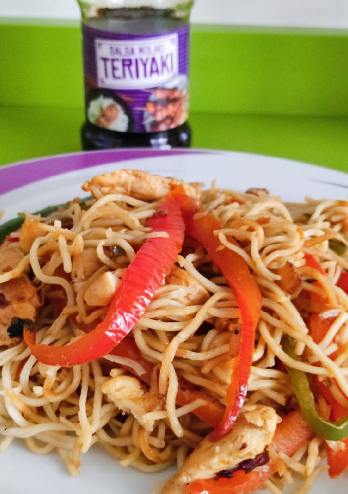 Una foto de Noodles de arroz con salsa Teriyaki