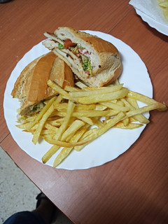 Una foto de Bocadillo de pechuga, lechuga y queso con papas fritas