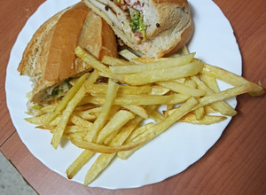Foto principal de Bocadillo de pechuga, lechuga y queso con papas fritas