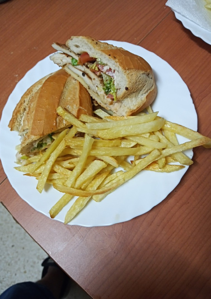 Una foto de Bocadillo de pechuga, lechuga y queso con papas fritas