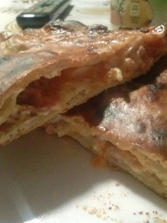 Una foto de Calzone bacon y queso