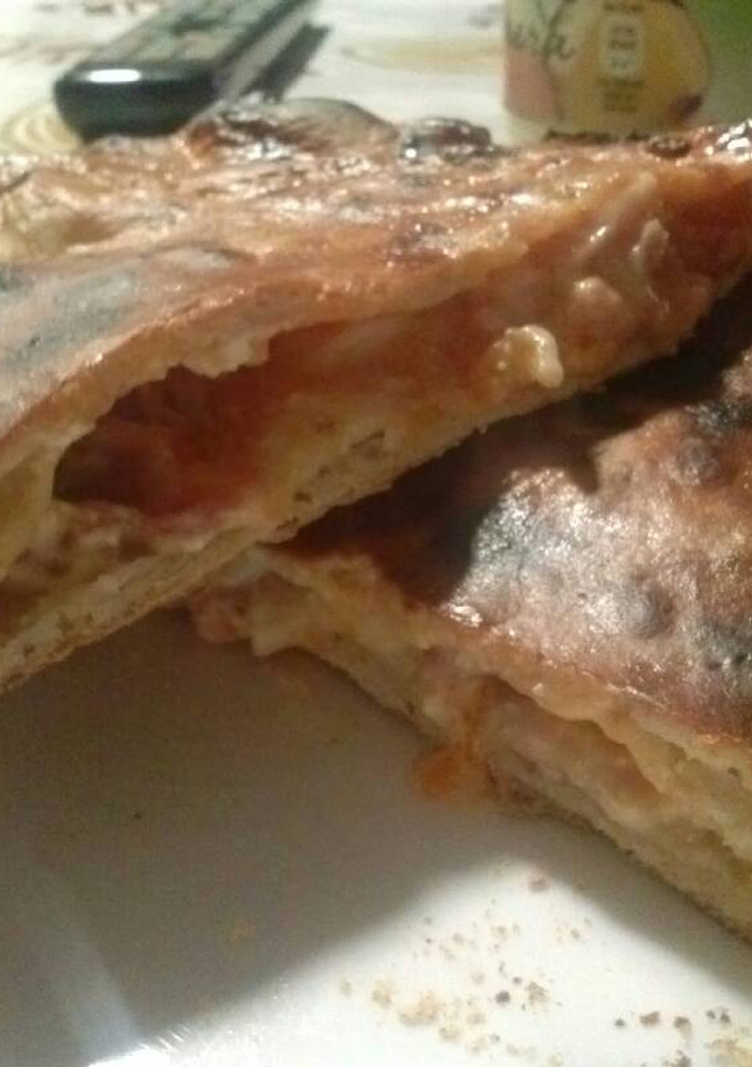 Una foto de Calzone bacon y queso