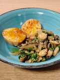 Wok de pulpo con shiitake y espinacas