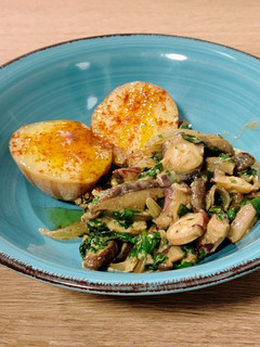 Una foto de Wok de pulpo con shiitake y espinacas