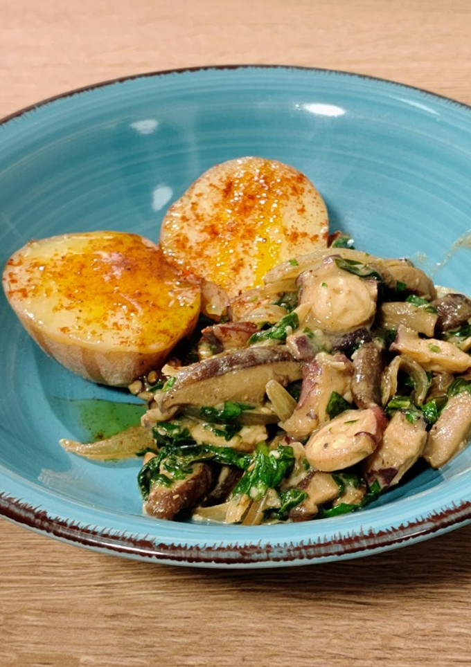 Una foto de Wok de pulpo con shiitake y espinacas