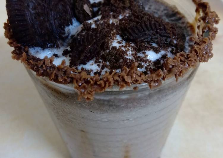 How to Make Super Quick Homemade Oreo Milkshake