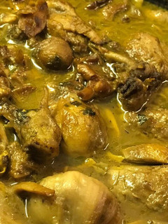 Una foto de Pollo de corral con castañas y rebozuelos
