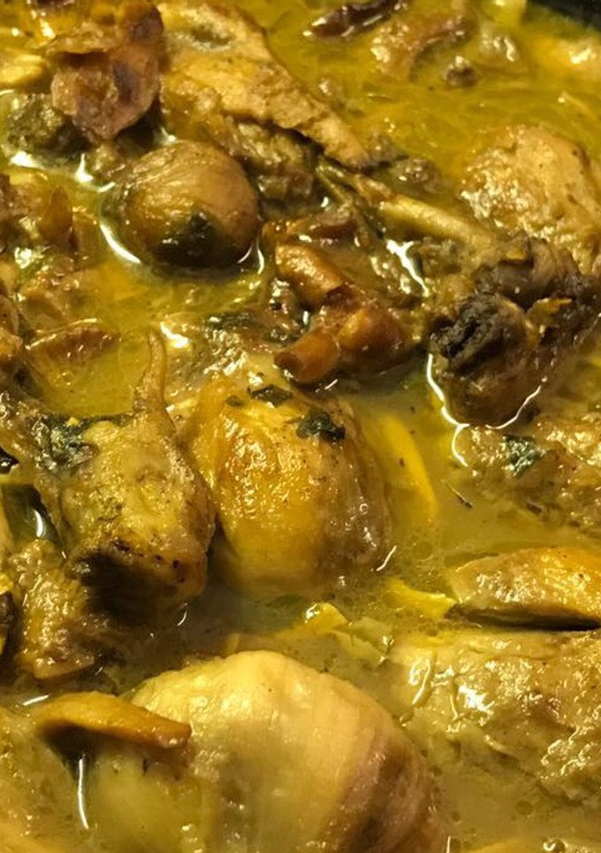 Una foto de Pollo de corral con castañas y rebozuelos