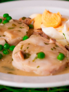 Una foto de Medallones de merluza en salsa verde 🐟🌿