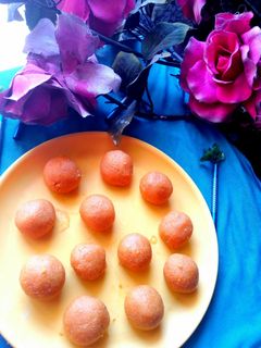 बेसन सूजी के दानेदार लड्डू (Besan suji ke danedar Laddu recipe in Hindi) रेसिपी मुख्य फोटो