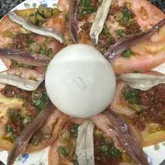 Una foto de 639. Ensalada de tomate y burrata (entrante)