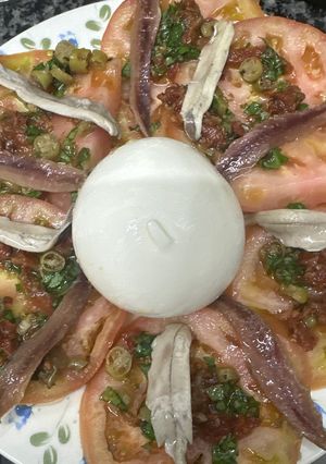 Una foto de 639. Ensalada de tomate y burrata (entrante)