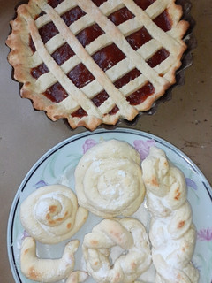 Una foto de Pastafrola y galletitas con la masa que sobró 🥰