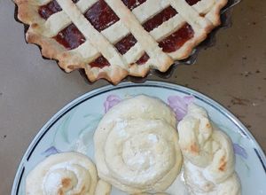 Una foto de Pastafrola y galletitas con la masa que sobró 🥰