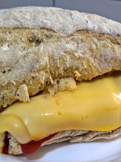 Una foto de CHAPATA con ORÉGANO, rellena con Pollo, y Queso Holandés...!