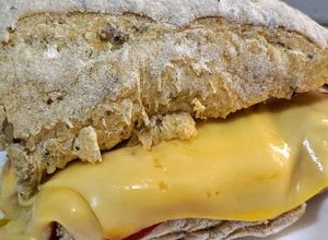 Una foto de CHAPATA con ORÉGANO, rellena con Pollo, y Queso Holandés...!