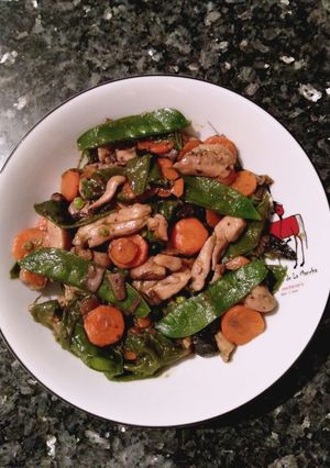 Foto principal de Guiso de pollo y tirabeques con setas