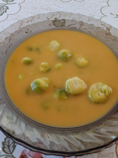 Édesburgonya krémleves kelbimbóval recept fotója