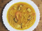 Una foto de sopa de pescado