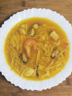Una foto de Sopa de pescado y marisco