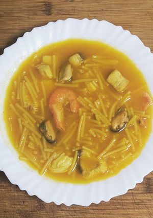 Una foto de Sopa de pescado y marisco