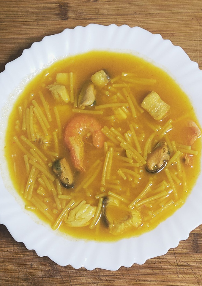 Una foto de Sopa de pescado y marisco