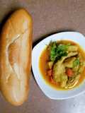 Cà ri chân gà ăn kèm bánh mì ổ