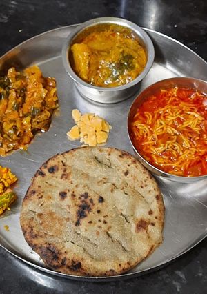 બાજરીનો રોટલો (Bajri Rotlo Recipe In Gujarati) રેસીપી મુખ્ય ફોટો