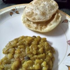 Chana ghugni and puri A picture of Chana ghugni and puri.