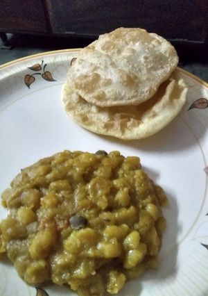 A picture of Chana ghugni and puri.
