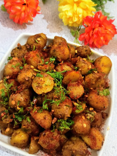 छिलके वाले आलू प्याज़ (chilke wale aloo pyaz recipe in Hindi) रेसिपी मुख्य फोटो