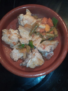 Una foto de Pollo con panceta y verduras