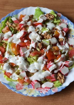 Una foto de Ensalada de surimi con lechuga